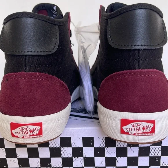 Vans WMNS The Lizzie Port/Black
VN0A4BX102Y
Sneakers - Picture 13 of 16